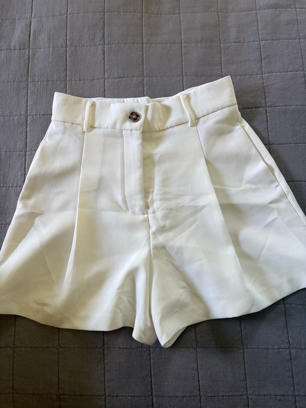 Zara White High-Waist Pleated Women’s Shorts